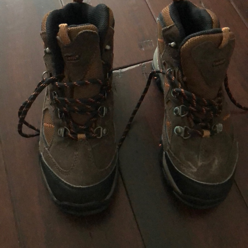 Hi-Tec youth snow shoes